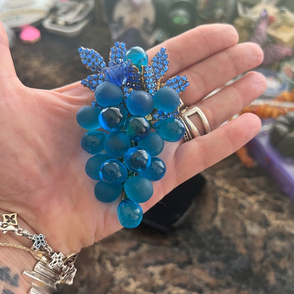 Stanley Hagler Blue Grapes Brooch - Picture 16 of 17